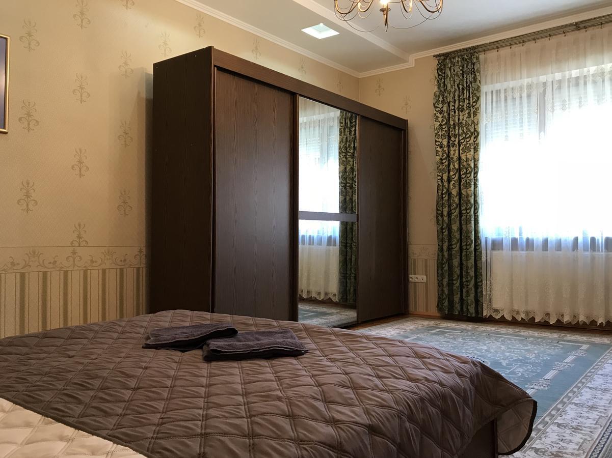 Large Apartment In The City Center ムカチェヴォ エクステリア 写真